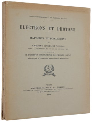Item #6594 Électrons et Photons. Rapports et Discussions du Cinquieme Conseil de Physique tenu a...